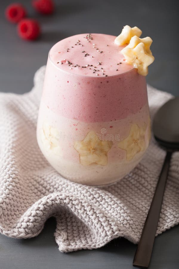 Zdrowy płatowaty malinowy bananowy smoothie w szkle zdjęcia stock Zdrowy płatowaty malinowy bananowy smoothie w szkle zdjęcia stock
