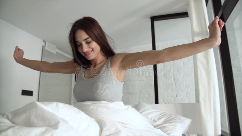 zdrowy sen Szczęśliwa kobieta Budzi się Up W łóżku Z Białą pościelą
