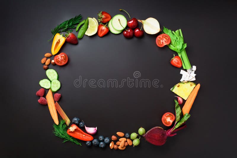 zdrowy tła jedzenie Okrąg organicznie warzywa, owoc, dokrętki, jagody z kopii przestrzenią na czarnym chalkboard wierzchołek obraz stock zdrowy tła jedzenie Okrąg organicznie warzywa, owoc, dokrętki, jagody z kopii przestrzenią na czarnym chalkboard wierzchołek obraz stock
