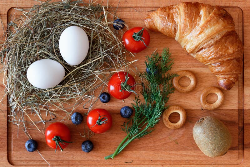 Zdrowy łasowanie z jajkami, kiwi owoc i croissant, zdjęcie royalty free Zdrowy łasowanie z jajkami, kiwi owoc i croissant, zdjęcie royalty free