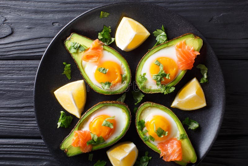 Zdrowy śniadanie: Piec avocado z jajecznym i łososiowym zbliżeniem Ho obraz stock