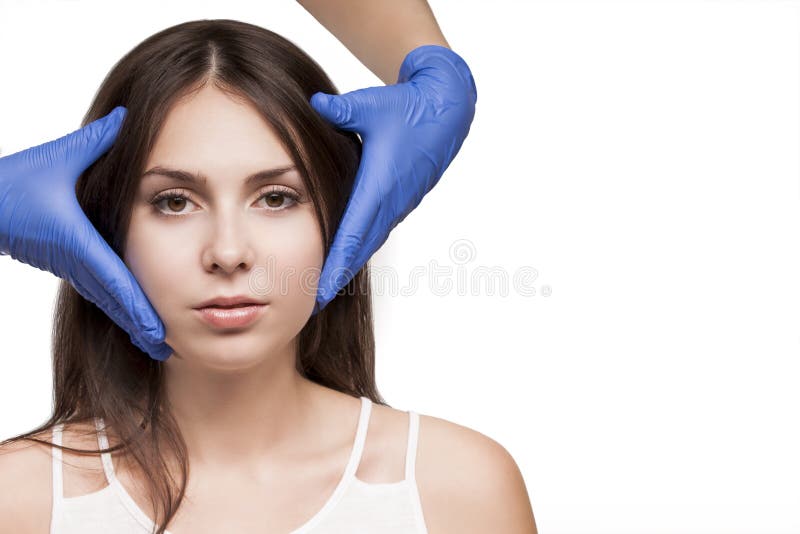 Zdrój kobiety traktowanie Doktorska dermatologii klinika Kosmetologia, piękno skóra zdjęcia stock Zdrój kobiety traktowanie Doktorska dermatologii klinika Kosmetologia, piękno skóra zdjęcia stock