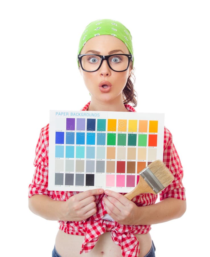 Zdziwione kobiety mienia koloru i paintbrush próbki obrazy stock Zdziwione kobiety mienia koloru i paintbrush próbki obrazy stock