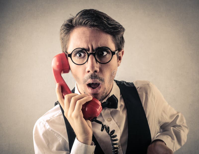 Zdziwiony biznesmen przy telefonem zdjęcie stock Zdziwiony biznesmen przy telefonem zdjęcie stock
