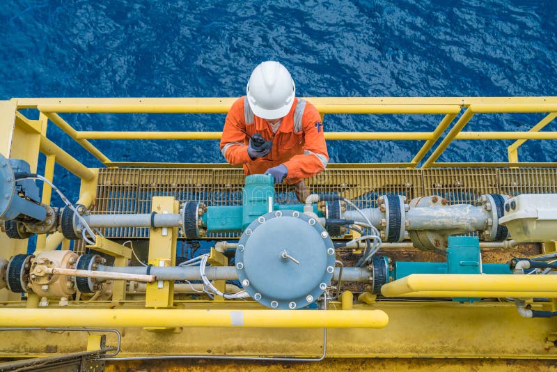 Zeebooreilandarbeider die parameter van de zendermeter van de coriolis digitale stroom, instrument en de elektrodienst controlere stock afbeeldingen Zeebooreilandarbeider die parameter van de zendermeter van de coriolis digitale stroom, instrument en de elektrodienst controlere stock afbeeldingen