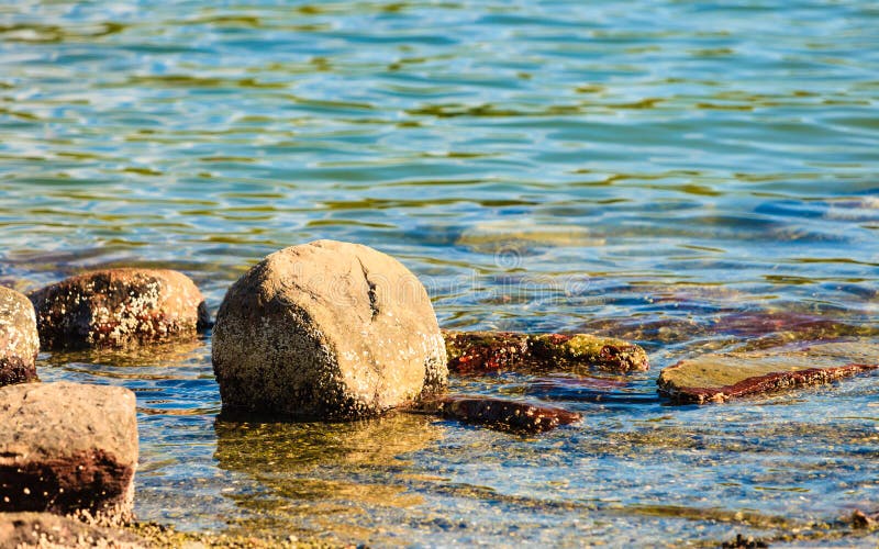 jacht Passief boekje Zeegezicht - Steen in Water Overzeese Kustaard Stock Foto - Image of  zeegezicht, water: 46894028