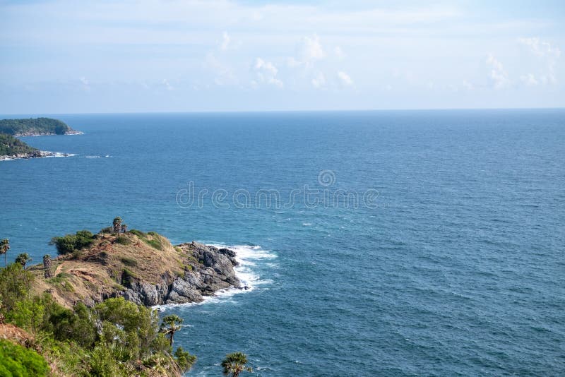 Zeegezicht van Zonsondergang van het het Weergevenpunt van Phuket de Beste bij de Kaap van Phrom Thep stock foto Zeegezicht van Zonsondergang van het het Weergevenpunt van Phuket de Beste bij de Kaap van Phrom Thep stock foto