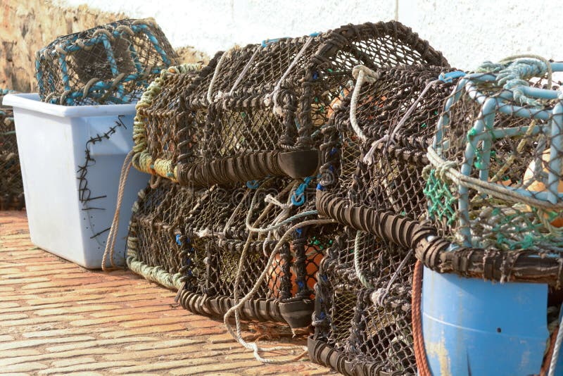 Zeekreeftpotten op havenmuur die worden gestapeld royalty-vrije stock foto Zeekreeftpotten op havenmuur die worden gestapeld royalty-vrije stock foto