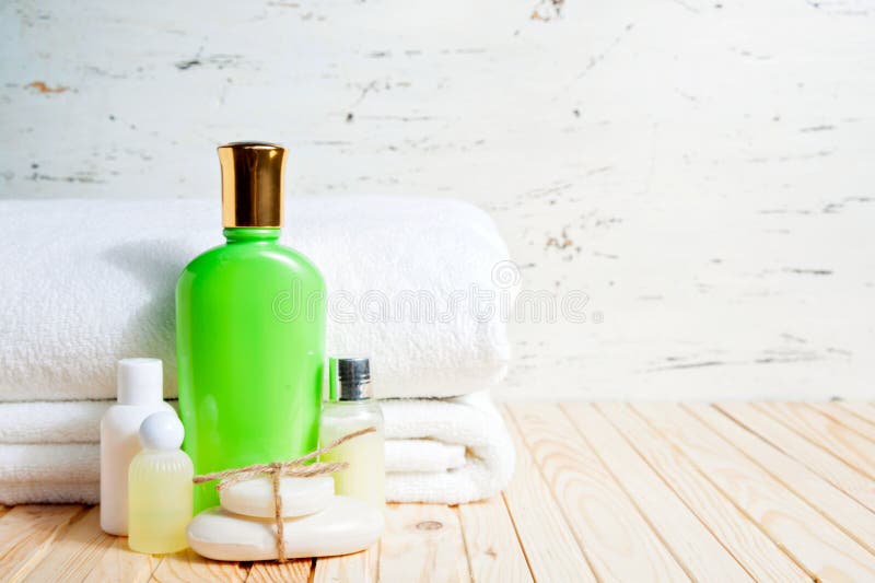 Zeepbar en Vloeistof Shampoo, Douchegel, lotion handdoeken Kuuroorduitrusting royalty-vrije stock foto's Zeepbar en Vloeistof Shampoo, Douchegel, lotion handdoeken Kuuroorduitrusting royalty-vrije stock foto's