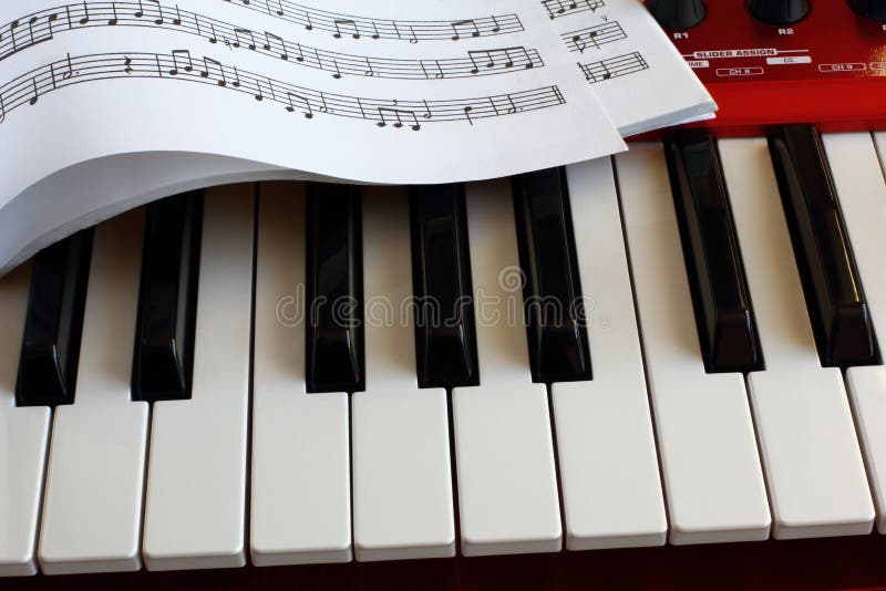 Zeer belangrijk synthesizer en muziekblad royalty-vrije stock fotografie Zeer belangrijk synthesizer en muziekblad royalty-vrije stock fotografie