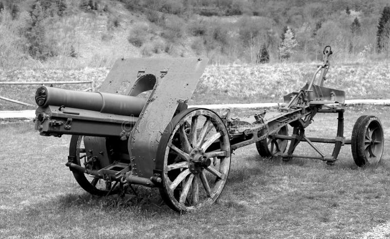 zeer oud die kanon van de Eerste Wereldoorlog door militairen met bla wordt gebruikt royalty-vrije stock foto's zeer oud die kanon van de Eerste Wereldoorlog door militairen met bla wordt gebruikt royalty-vrije stock foto's