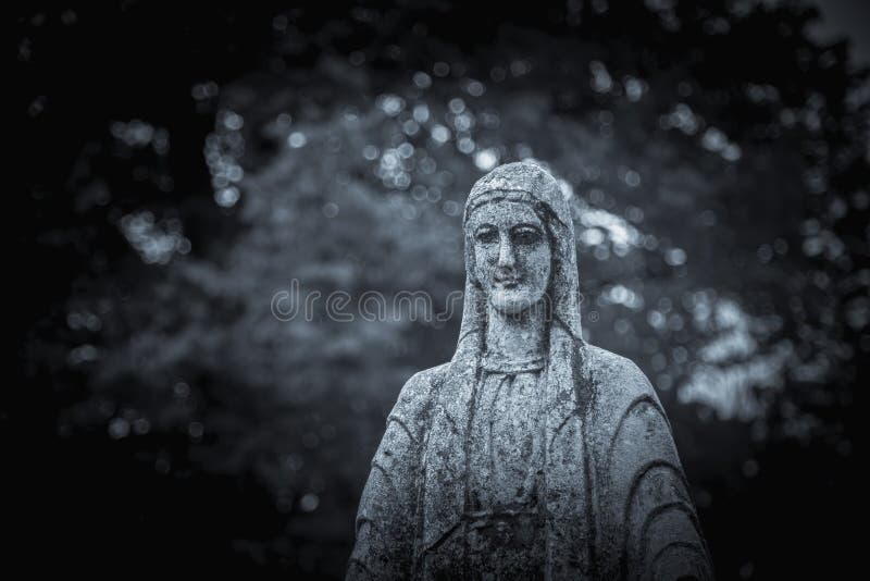 Zeer oud steenbeeld van Maagd Mary Horizontale afbeelding royalty-vrije stock afbeeldingen