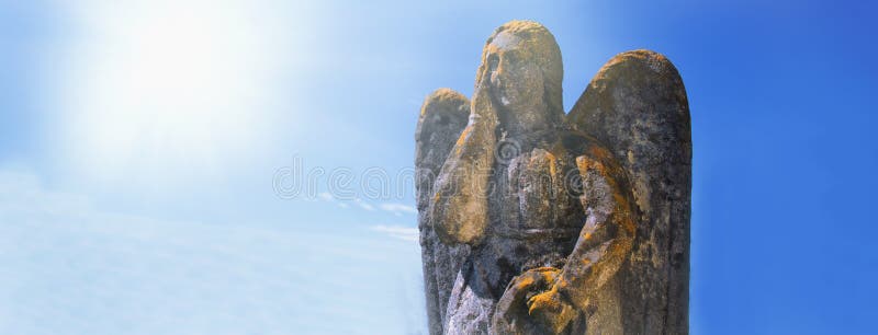 Zeer oud steenbeeld van mooie engel in mos. zonlicht beeld royalty-vrije stock foto's
