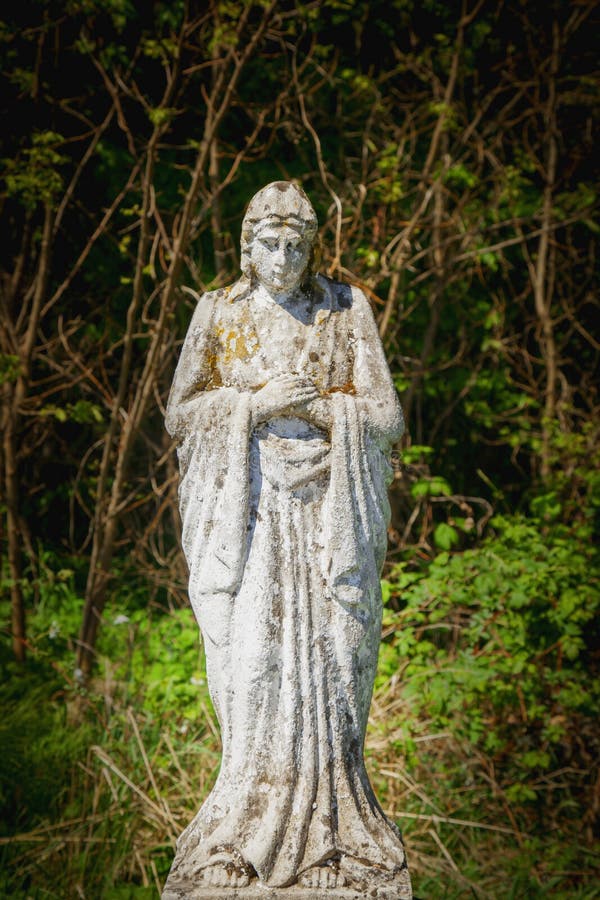 Zeer oud steenstandbeeld van de maagd mary stock afbeeldingen