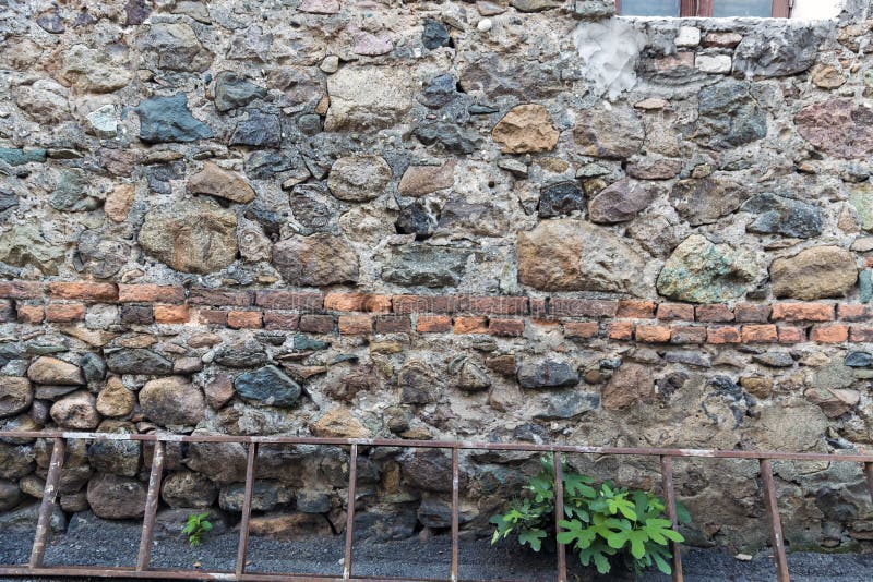 Zeer oude muur met stenen en bakstenen stock fotografie