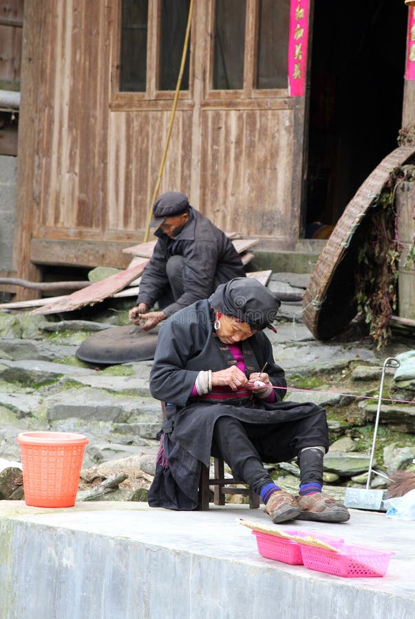 Zeer oude vrouw van Yao Hilltribes-strengendraden stock fotografie Zeer oude vrouw van Yao Hilltribes-strengendraden stock fotografie
