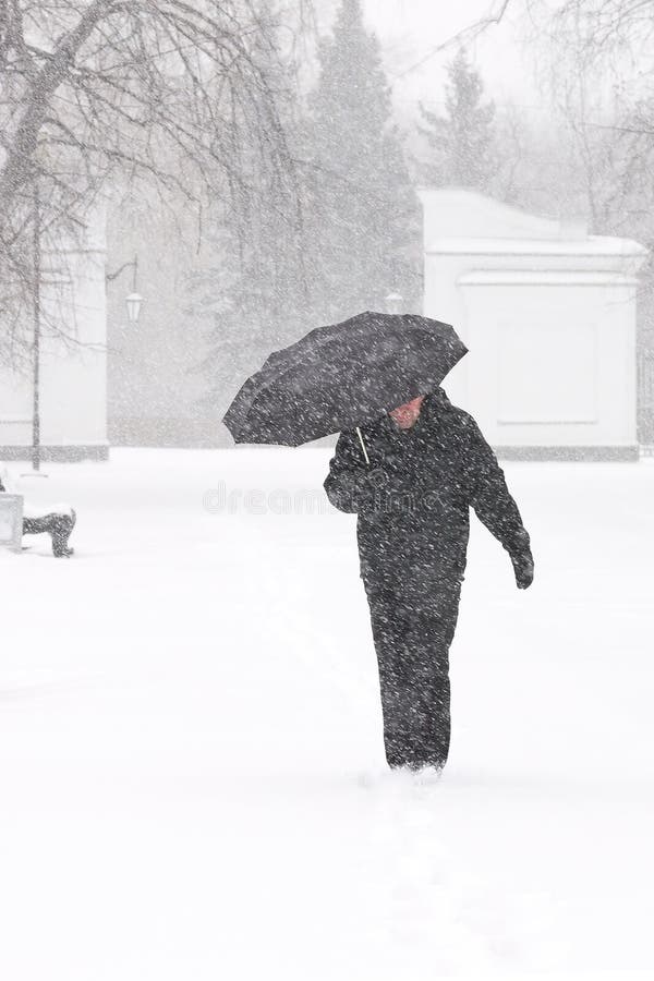 Zeer slecht weer in een stad in de winter: zware sneeuwval en blizzard Het mannelijke voet verbergen van de sneeuw onder vertical royalty-vrije stock afbeeldingen Zeer slecht weer in een stad in de winter: zware sneeuwval en blizzard Het mannelijke voet verbergen van de sneeuw onder vertical royalty-vrije stock afbeeldingen