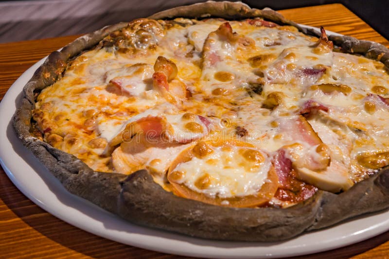 Zeer smakelijke pizza in een koffie royalty-vrije stock afbeelding Zeer smakelijke pizza in een koffie royalty-vrije stock afbeelding