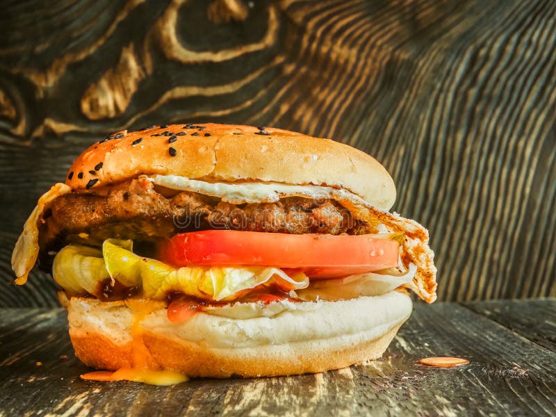 Zeer smakelijke sappige vleeshamburger stock fotografie Zeer smakelijke sappige vleeshamburger stock fotografie