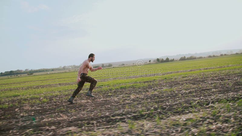 Zeer snel runnen van jogger op de gebieden op een aard 4K