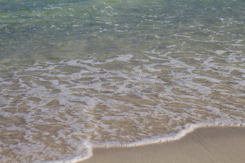 Zeewatergetijde op wit zandstrand Turkooise overzeese golf op vlot zand Tropische kustfoto stock foto Zeewatergetijde op wit zandstrand Turkooise overzeese golf op vlot zand Tropische kustfoto stock foto