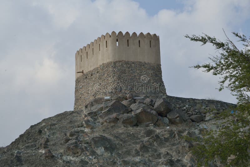 Zegarka wierza za Al Badiyah meczetem obrazy stock Zegarka wierza za Al Badiyah meczetem obrazy stock
