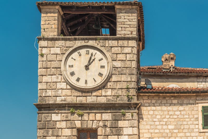 Zegarowy wierza na kwadracie ręki w Starym miasteczku Kotor, Montenegro Stary miasteczko Kotor jest UNESCO światowego dziedzictwa zdjęcie royalty free Zegarowy wierza na kwadracie ręki w Starym miasteczku Kotor, Montenegro Stary miasteczko Kotor jest UNESCO światowego dziedzictwa zdjęcie royalty free