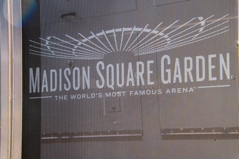 Zeichen für Madison Square Garden auf einem Maschenvorhang, der den Bau an diesem Standort blockiert stockbilder Zeichen für Madison Square Garden auf einem Maschenvorhang, der den Bau an diesem Standort blockiert stockbilder