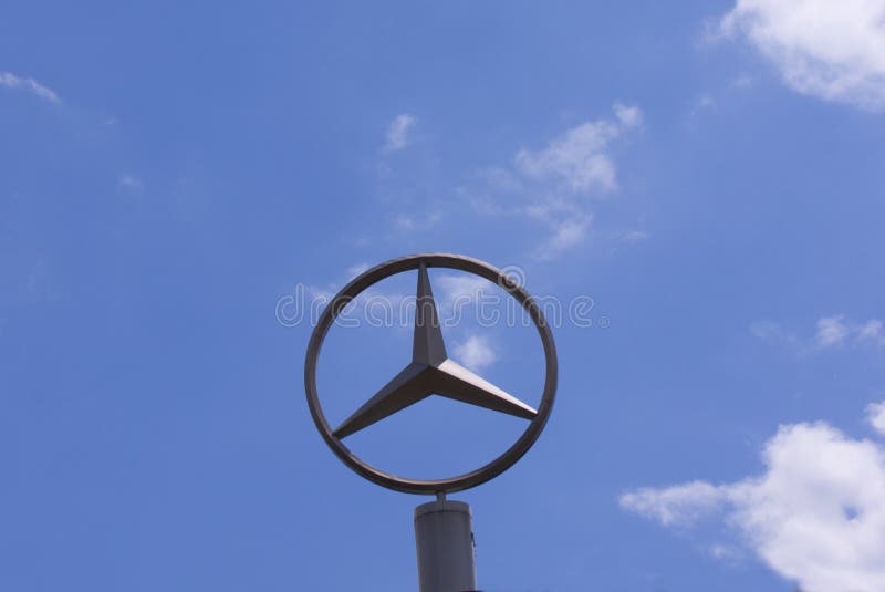 Zeichen mit dem Logo von Mercedes-Benz Daimler AG Deutsche multinationale Automobilmarke stockfoto Zeichen mit dem Logo von Mercedes-Benz Daimler AG Deutsche multinationale Automobilmarke stockfoto
