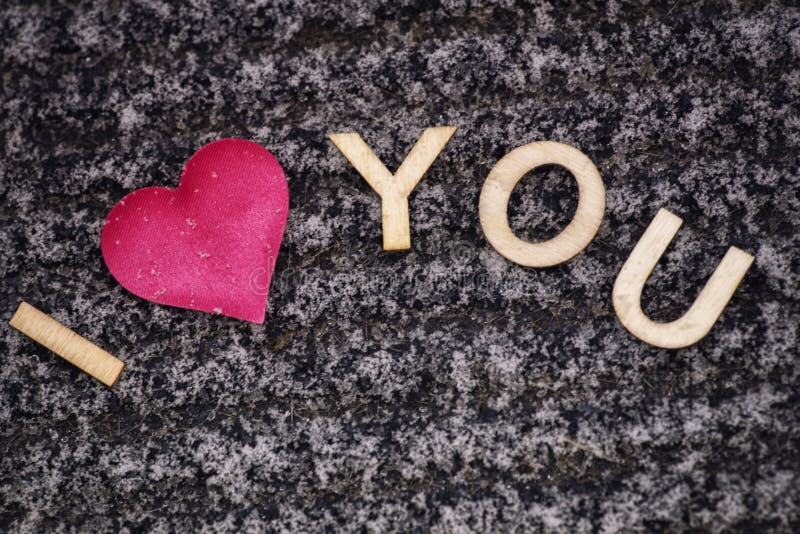 Zeichnen eines Herzens auf dem schneebedeckten Valentinsgruß `s Tag Herz des Rosas im Schnee mit den Buchstaben süß Valentinsgruß stockfoto Zeichnen eines Herzens auf dem schneebedeckten Valentinsgruß `s Tag Herz des Rosas im Schnee mit den Buchstaben süß Valentinsgruß stockfoto