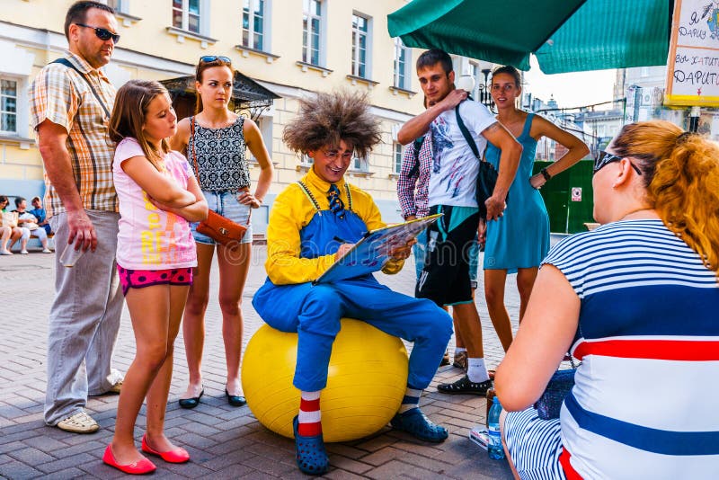 Zeichnungsporträts in Arbat-Straße von Moskau stockfotografie Zeichnungsporträts in Arbat-Straße von Moskau stockfotografie