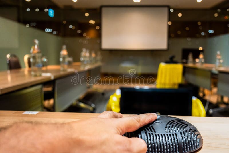Zeigefinger, der die Knopfmikrofon Vdo-Konferenz drückt lizenzfreies stockbild Zeigefinger, der die Knopfmikrofon Vdo-Konferenz drückt lizenzfreies stockbild