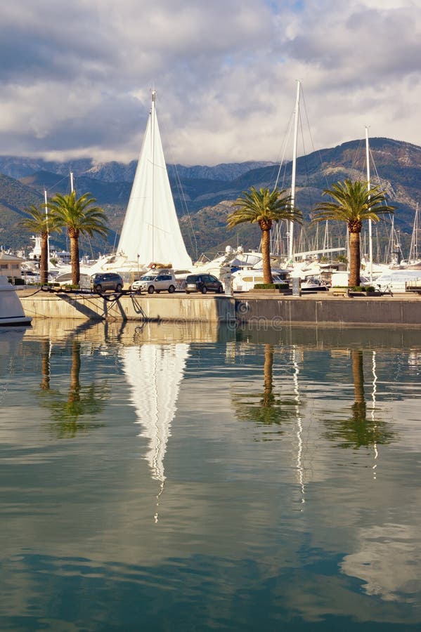 Zeilboot in Mediterrane haven Montenegro, Baai van Kotor, Tivat-stad Mening van jachtjachthaven van Porto Montenegro stock foto's Zeilboot in Mediterrane haven Montenegro, Baai van Kotor, Tivat-stad Mening van jachtjachthaven van Porto Montenegro stock foto's