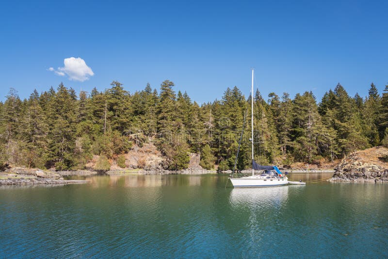 Zeilboot met blauwe hemelachtergronden bij Smokkelaarinham Marine Provincial Park royalty-vrije stock afbeelding Zeilboot met blauwe hemelachtergronden bij Smokkelaarinham Marine Provincial Park royalty-vrije stock afbeelding