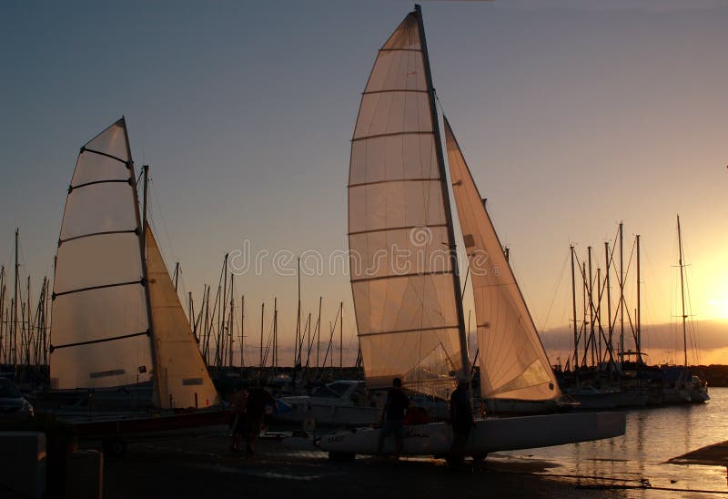Zeilboten bij zonsondergang stock afbeelding Zeilboten bij zonsondergang stock afbeelding