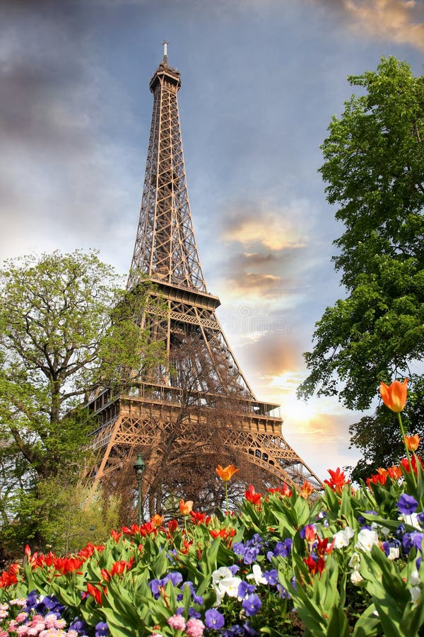 Zeit des Eiffelturms im Frühjahr, Paris, Frankreich lizenzfreie stockfotos Zeit des Eiffelturms im Frühjahr, Paris, Frankreich lizenzfreie stockfotos