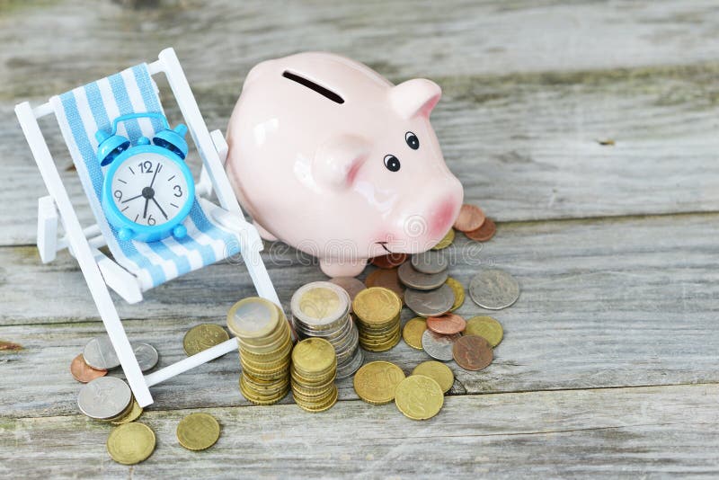 Zeit, Ihr Spareinlagenkonzept mit Stapel des Geldes, des Weckers und des Sparschweins zu investieren stockbild Zeit, Ihr Spareinlagenkonzept mit Stapel des Geldes, des Weckers und des Sparschweins zu investieren stockbild