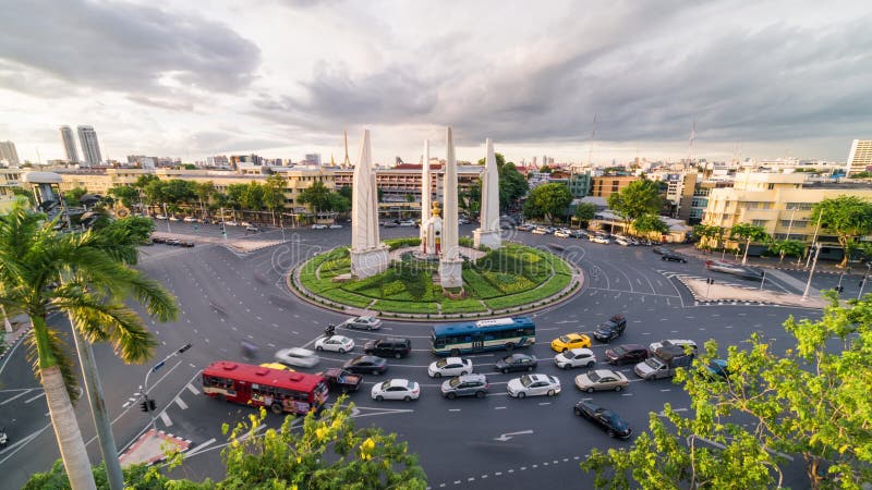 Zeit-Versehen des Autoverkehrstransportes am Demokratie-Monumentkarussell in Bangkok Thailand bei Sonnenuntergang