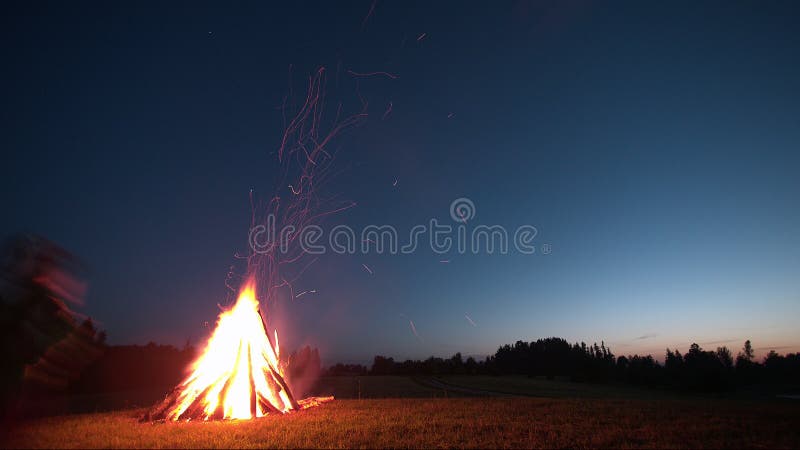 Zeit-Versehen des Lagerfeuers an ` s Johannes Tag in der Wiese