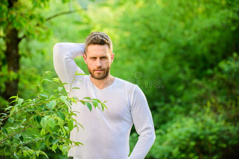 Zeit zu denken ?kologisches Leben f?r Mann Mann am gr?nen Waldmorgen in der Natur Gesunder Lebensstil Naturgesundheit f?llig stockbild Zeit zu denken ?kologisches Leben f?r Mann Mann am gr?nen Waldmorgen in der Natur Gesunder Lebensstil Naturgesundheit f?llig stockbild