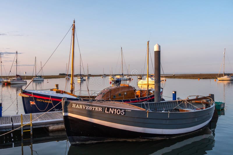 Zeiten gegangene abgelegene Boote am Liegeplatz stockfotografie Zeiten gegangene abgelegene Boote am Liegeplatz stockfotografie