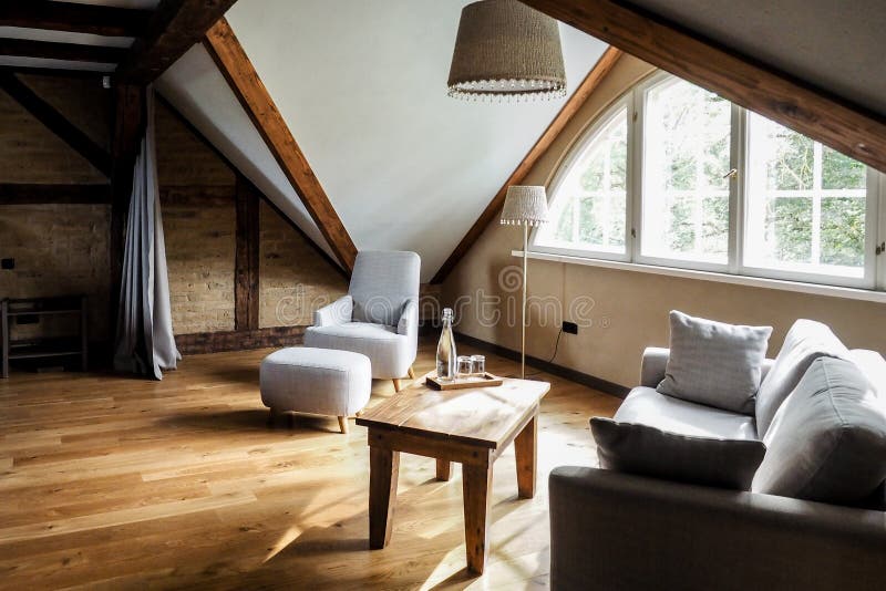 Zeitgenössische rustikaler Hotelinnenraum des modernen skandinavischen Bauernhauses verlieren den Fokus