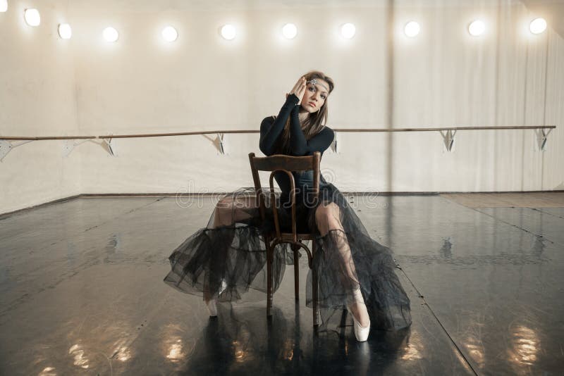 Zeitgenössischer Balletttänzer auf einem Holzstuhl auf einer Wiederholung stockbilder Zeitgenössischer Balletttänzer auf einem Holzstuhl auf einer Wiederholung stockbilder