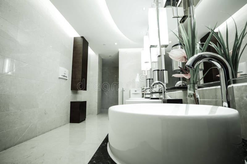 Zeitgenössischer Innenraum der öffentlicher Toilette stockfotos Zeitgenössischer Innenraum der öffentlicher Toilette stockfotos