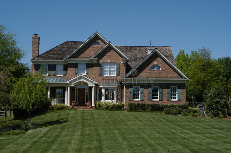 Vorstadthaus Mit Roten Blendenverschlüssen Stockbild - Bild von