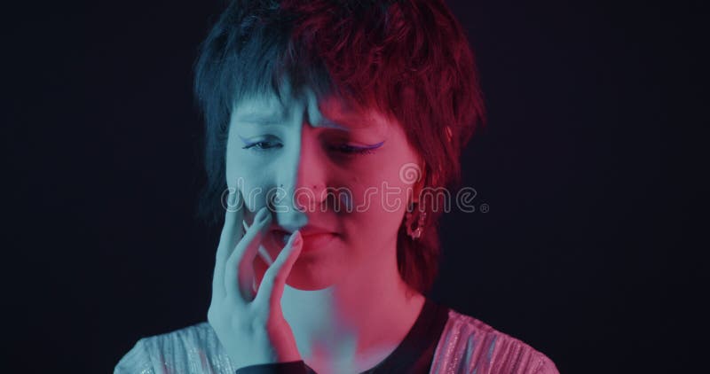 Zeitlupe der unglücklichen Frau, die negative Gefühle im Neonlicht ausdrückt stock footage