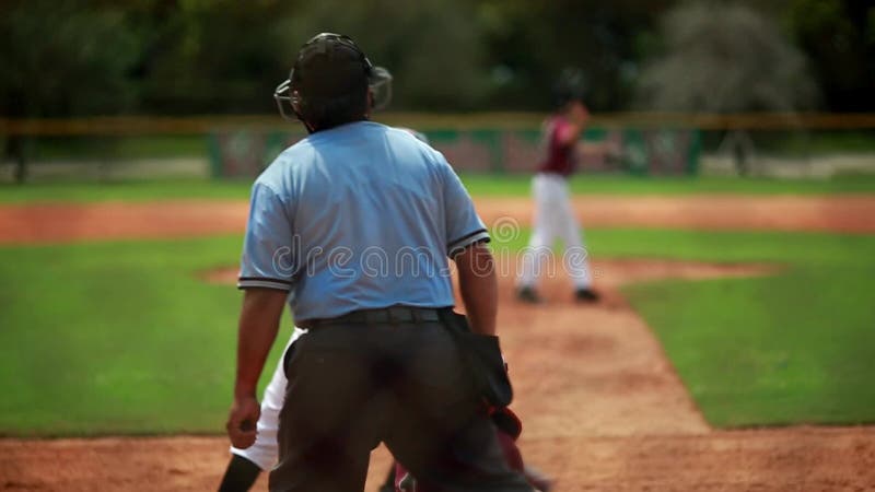 Zeitlupe eines Baseball-Spieler-Schlagens während eines Spiels