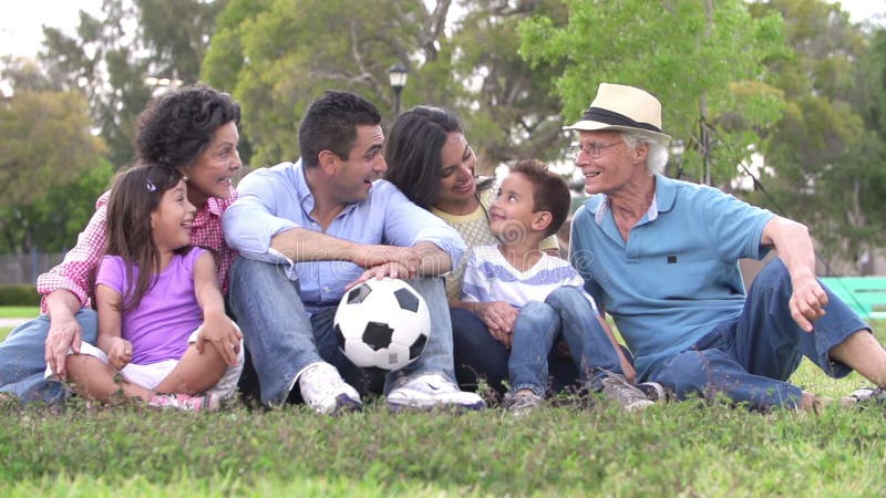 Zeitlupe geschossen von der multi Generations-Familie mit Fußball stock footage Zeitlupe geschossen von der multi Generations-Familie mit Fußball stock footage