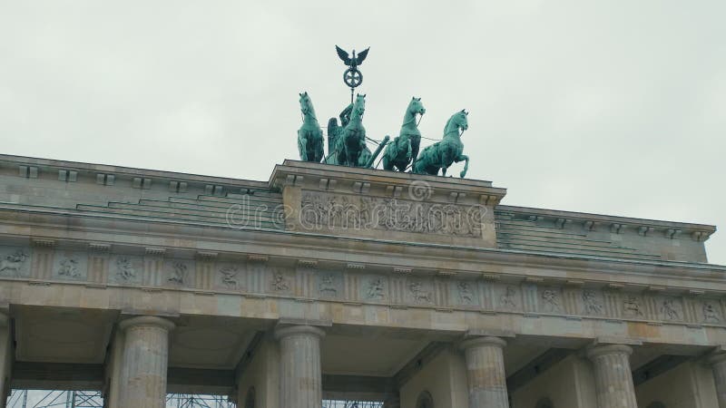 Zeitlupe-Nahaufnahme von Pferden an der Brandenburger Tor Wiederherstellung In der Hauptstadt von Deutschland, Berlin Das Konzept