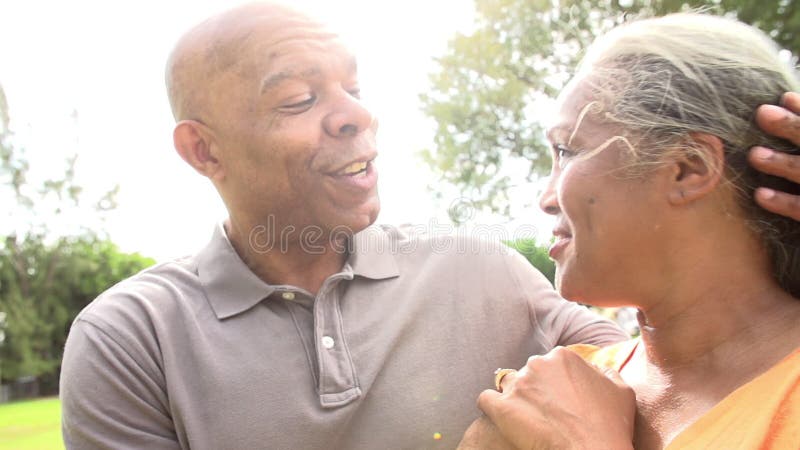 Zeitlupe-Reihenfolge von liebevollen älteren Paaren draußen